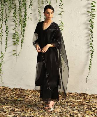 Black chanderi nakshi and zari kurta set 5