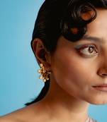 Honey gold old daisy earrings