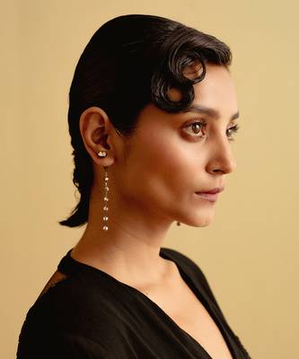 Metalic gold midnight musk earrings 1