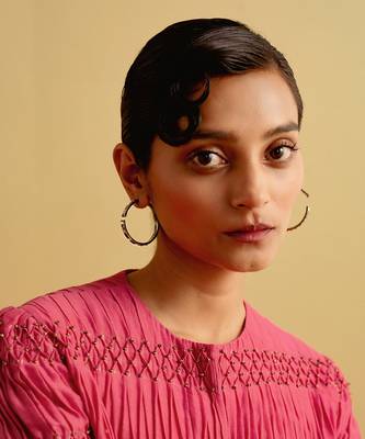 Metalic gold musky cedar earring 1