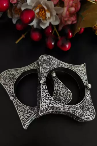 Antique Designer Square Kada