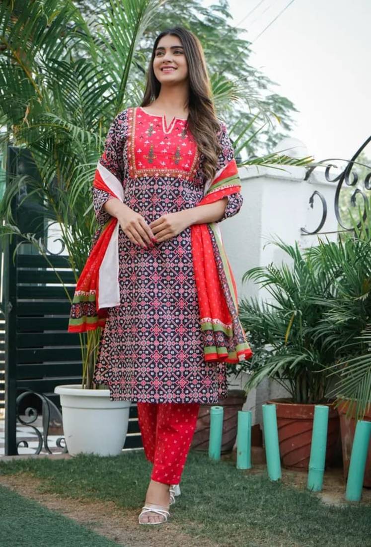 Shri Krishna Fabric Women's Rayon Handprinted Ethnic Embroidered Kurti With Pant & Malmal Dupatta Set