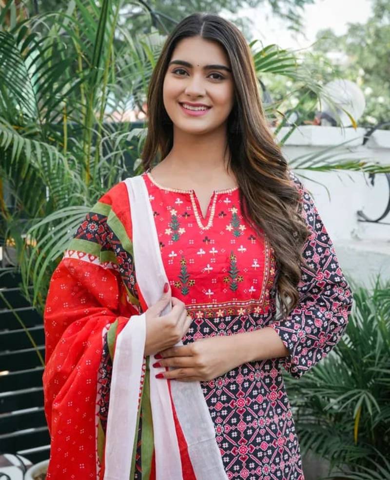 Shri Krishna Fabric Women's Rayon Handprinted Ethnic Embroidered Kurti With Pant & Malmal Dupatta Set