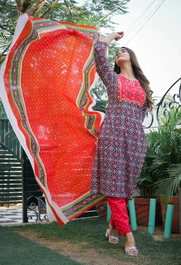 Shri Krishna Fabric Women's Rayon Handprinted Ethnic Embroidered Kurti With Pant & Malmal Dupatta Set