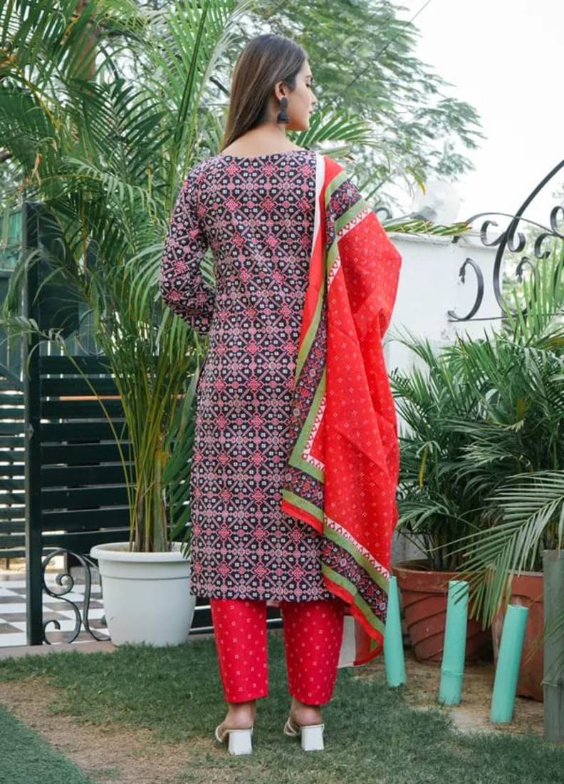 Shri Krishna Fabric Women's Rayon Handprinted Ethnic Embroidered Kurti With Pant & Malmal Dupatta Set