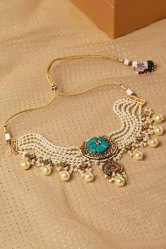Gold kundan neckpiece