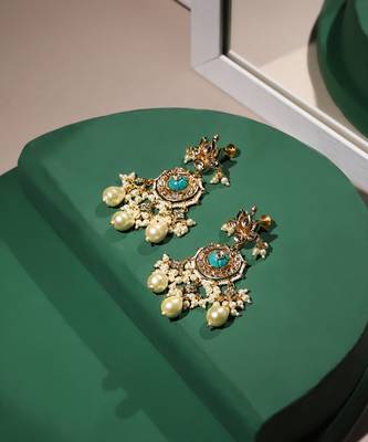 Gold kundan earrings 4
