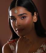 Gold kundan maang tikka