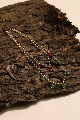 Red green beaded neklace with pearls