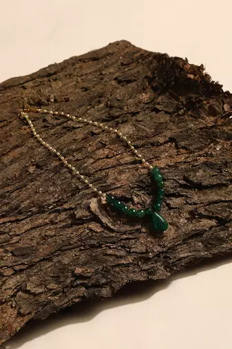 Green beaded neklace with pearls