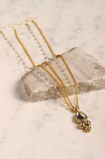 Gold plated kundan mathapatti