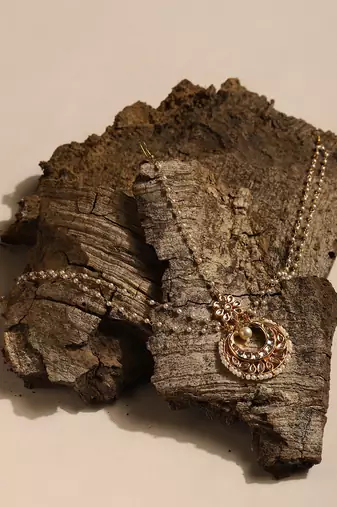 Gold plated kundan mathapatti