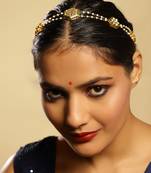 White kundan beaded hair band