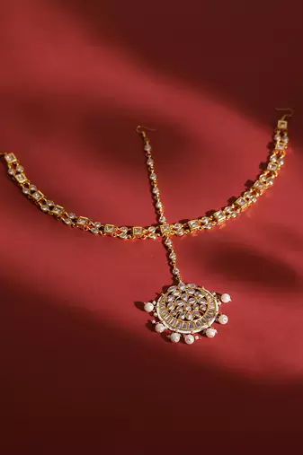 White kundan matha patti