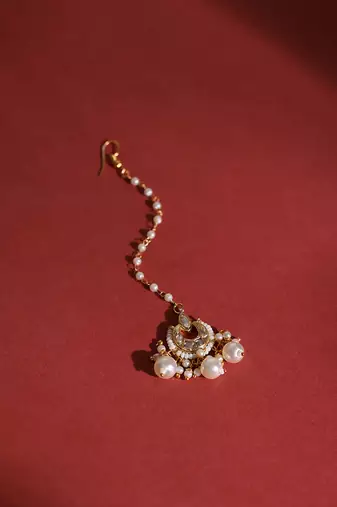 White kundan maang tikka