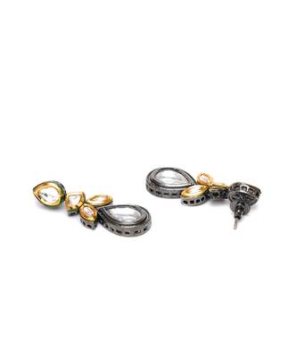 Gold dual tone kundan maang tikka with earrings 3