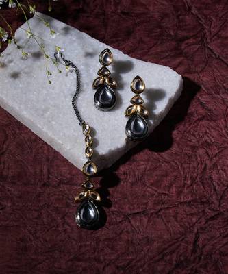 Gold dual tone kundan maang tikka with earrings 4