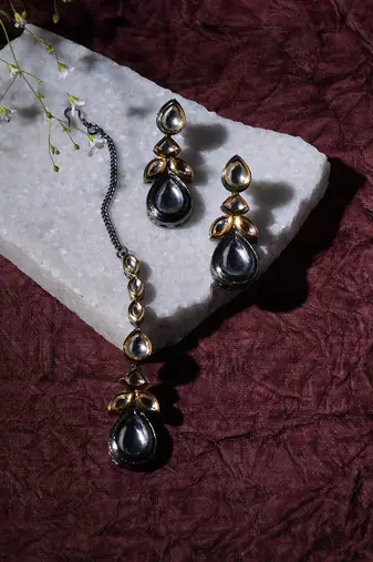 Gold dual tone kundan maang tikka with earrings