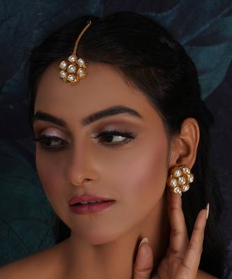 Gold kundan round maang tikka with studs 1