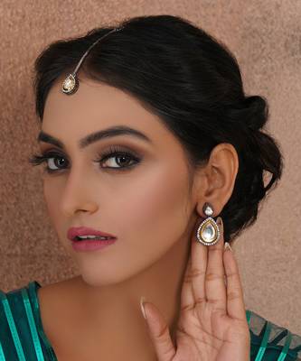 Gold tear drop dual tone kundan maang tikka with earrings 1