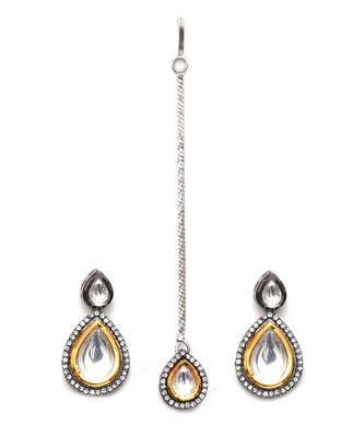 Gold tear drop dual tone kundan maang tikka with earrings 3