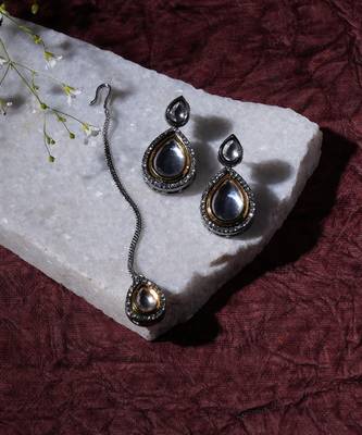 Gold tear drop dual tone kundan maang tikka with earrings 4