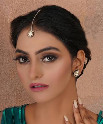 Gold dual tone kundan maang tikka with earrings 1