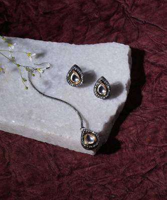 Gold dual tone kundan maang tikka with earrings 4