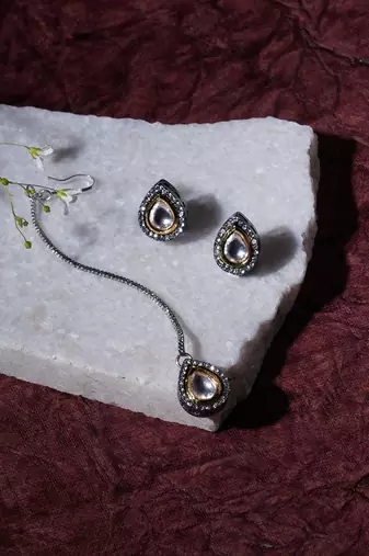 Gold dual tone kundan maang tikka with earrings