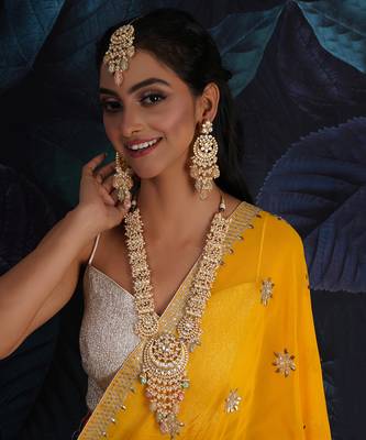 Gold long kundan necklace set with maang tikka 1