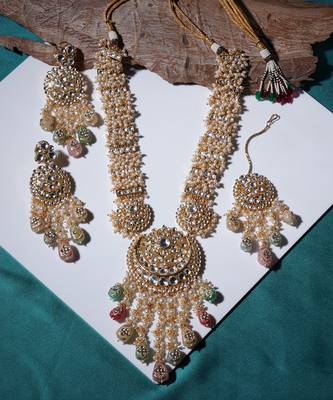 Gold long kundan necklace set with maang tikka 5
