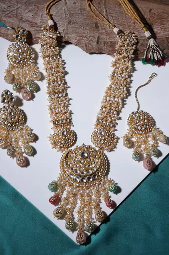 Gold long kundan necklace set with maang tikka