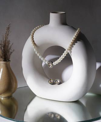 Black kundan and pearl choker with studs 5