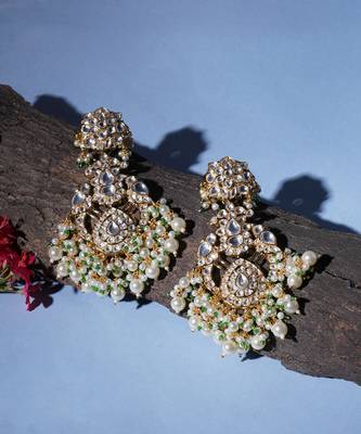 Gold kundan chand earrings 4