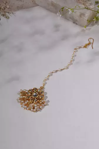 Gold kundan maang tikka