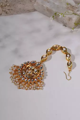 Gold kundan maang tikka
