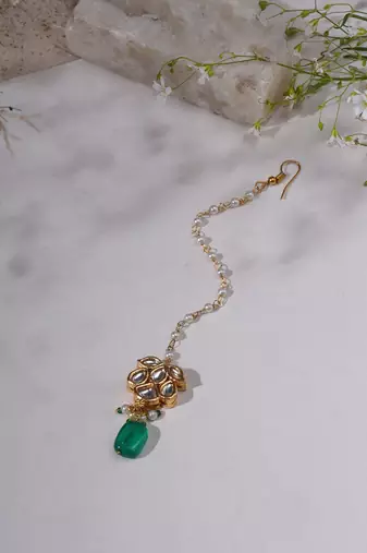 Gold kundan maang tikka