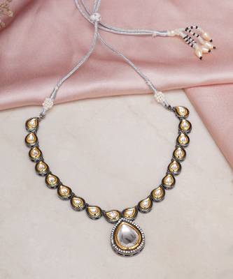 Gold long tear drop dual tone kundan neckpiece 4