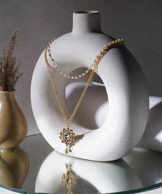 Gold layered kundan and pearl gold neckpiece 2