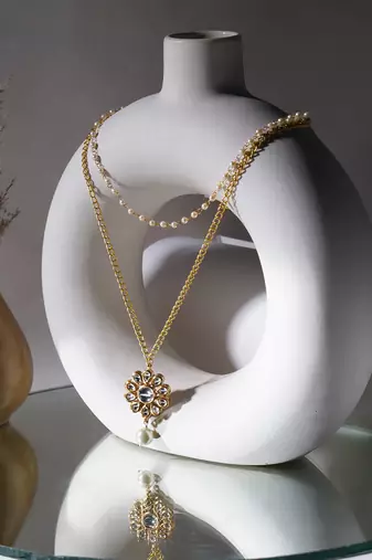 Gold layered kundan and pearl gold neckpiece