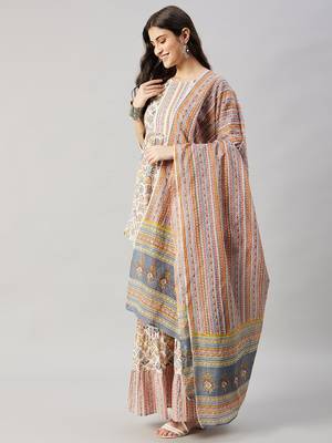 Winered woman white geomatric print embroidery neck sharara with dupatta set 4