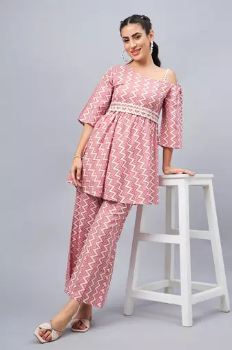 Winered woman one- shoulder chevron print co-ord set
