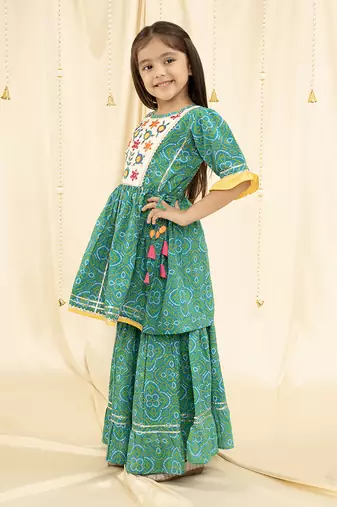 Three Fourth Sleeves bandhani Print and embroirdered, Lace Embellished Kurta & Garara set- Green