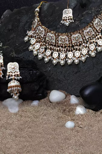 White meenakari kundan choker set