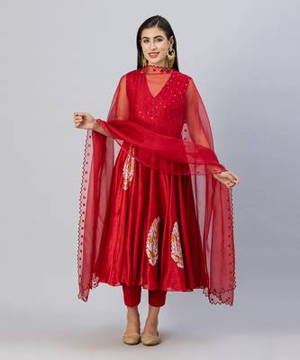 Red sleevless anarkali set 1