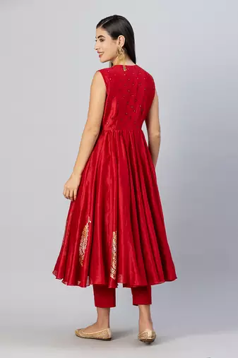Red sleevless anarkali set
