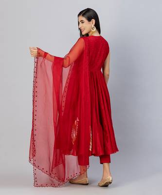 Red sleevless anarkali set 4