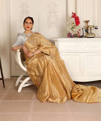 Gold handwoven saree set 4