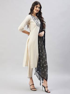 Winered woman off-white embroidered kurta set with chiffon dupatta 2