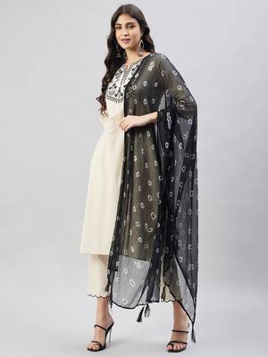 Winered woman off-white embroidered kurta set with chiffon dupatta 3